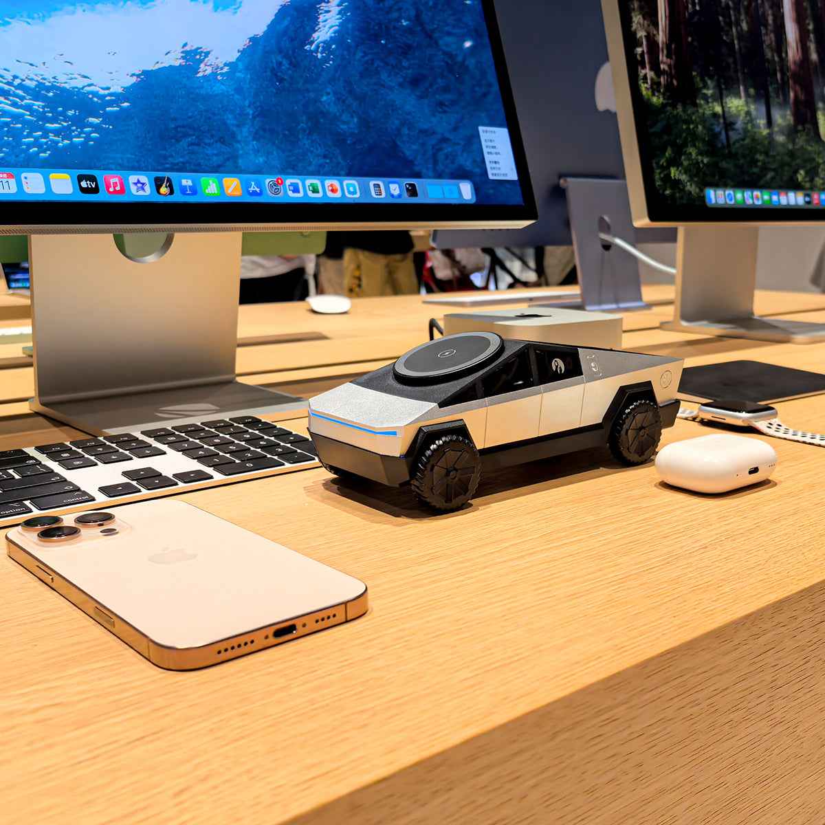 Armor King CyberDock 3-in-1 Wireless Charger + Car Model Ornament + Stand